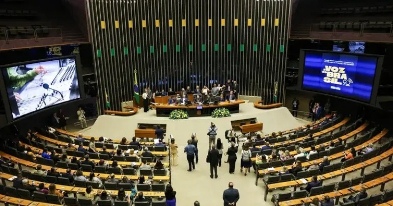 Fim da escala 6�1: 171 deputados da direita e extrema direita querem adiar lei que beneficia trabalhadores