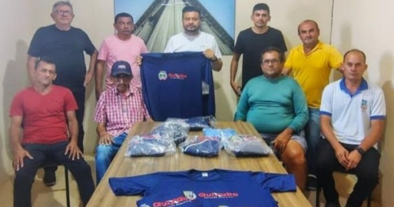 Prefeitura de Quixaba faz entrega de fardamentos a servidores de transportes 