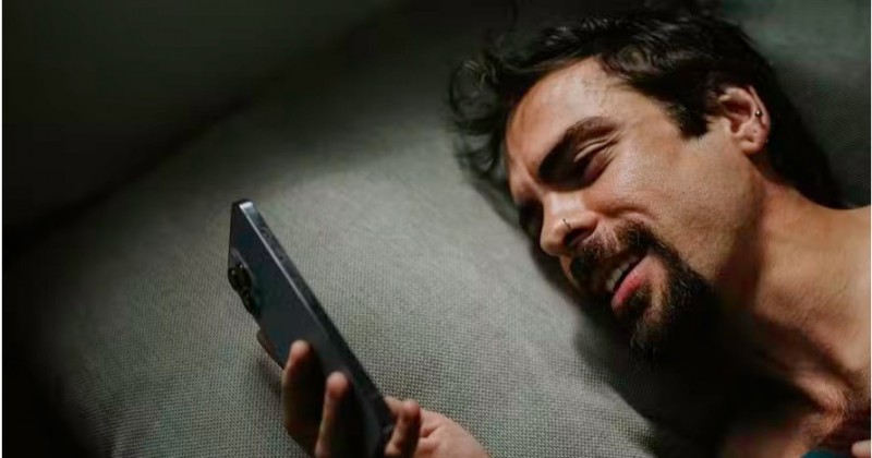 M�dica do sono explica por que faz mal mexer no celular logo ao acordar