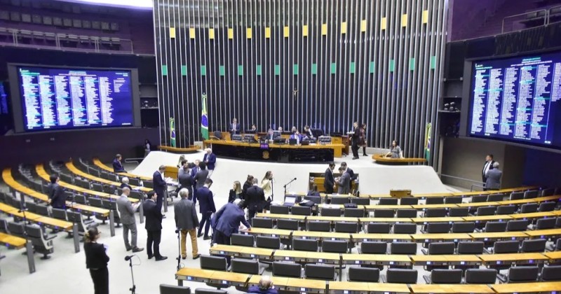 Parecer para fim da escala 6�1 � adiado em meio � press�o para transi��o de 10 anos