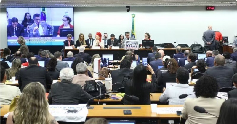 Fim da escala 6x1: Deputado bolsonarista pede vista e adia vota��o de PEC