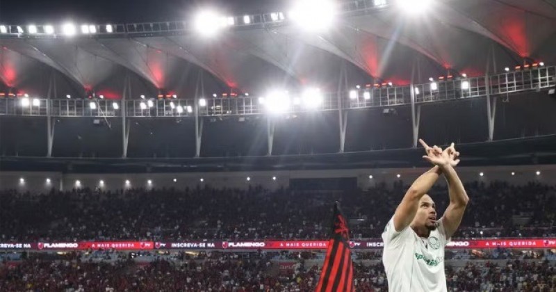 Paulinho, do Palmeiras, � denunciado no STJD por gesto obsceno contra o Flamengo