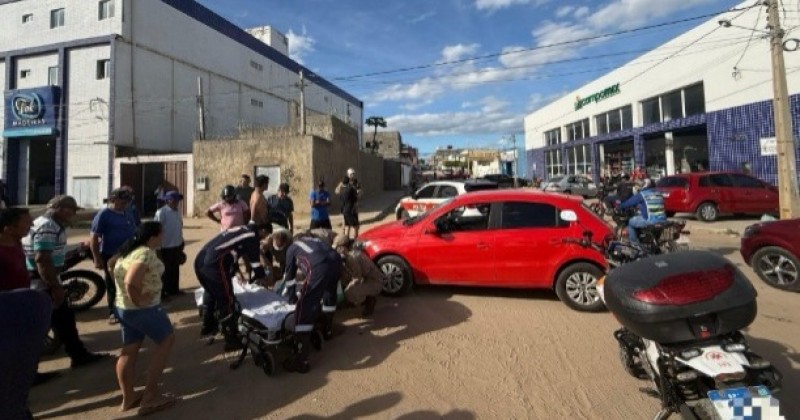 Jovem gr�vida sofre fratura ao transitar com moto na contram�o em Patos e colidir em ve�culo