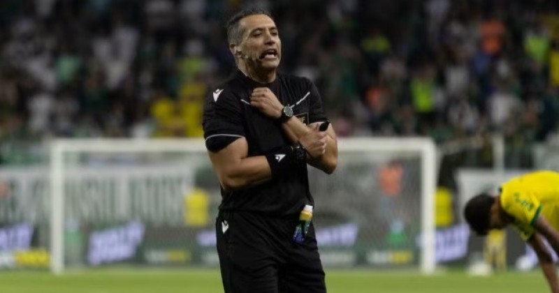 CBF entende que existiram 2 erros e afasta �rbitro e VAR de Palmeiras x Chapecoense
