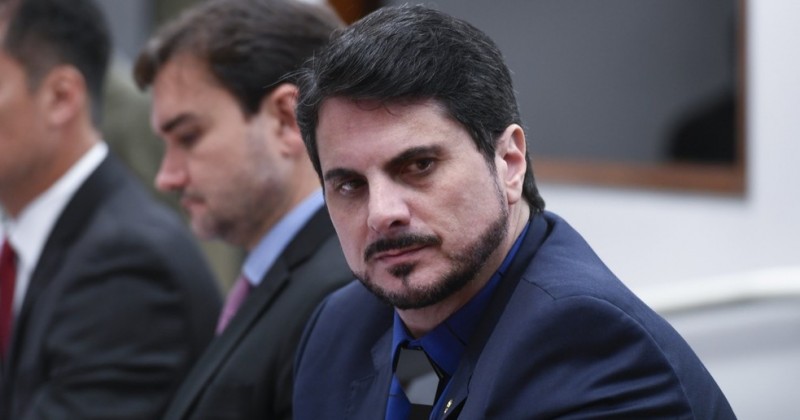 Marcos do Val retorna dos EUA e vai usar tornozeleira eletrnica
