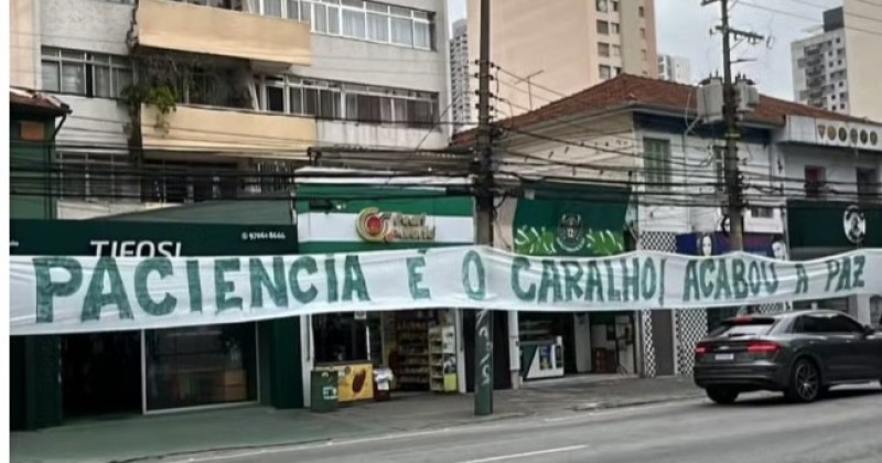 Torcedores do Palmeiras protestam com nova faixa: 'Acabou a paz'
