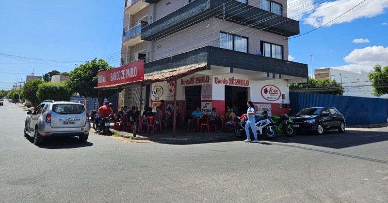 [VDEOS] Bombeiro de Patos, em ato de bravura, evita que homem mate dono de bar com uma faca na cidade

