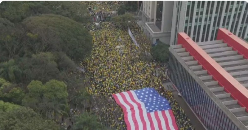 Patriotas de Bolsonaro celebram Independncia do Brasil com bandeiro dos EUA