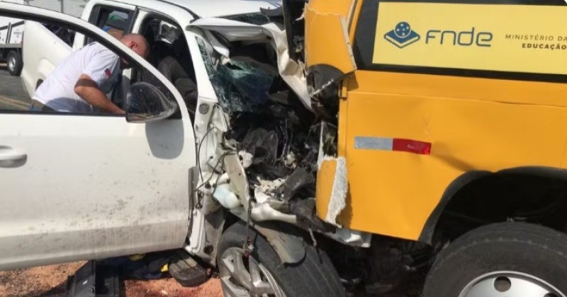 Morre segunda vtima de grave acidente entre nibus escolar e caminhonete no Serto da PB