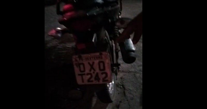 Motorista de aplicativo  flagrado em Patos com placa adulterada com fita; moto  apreendida e ele autuado