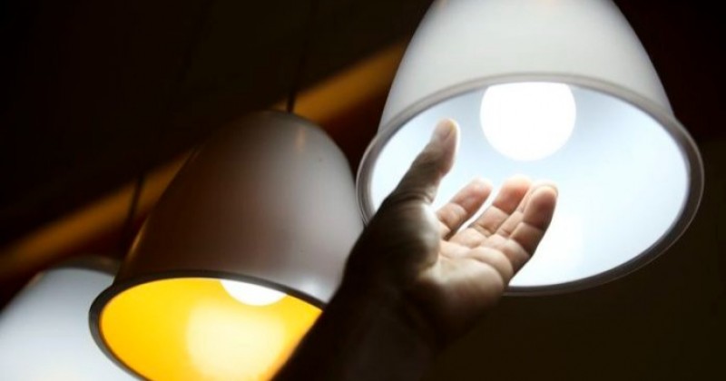 Aneel reajusta bandeira tarifria para outubro e conta de luz vai ficar mais barata
