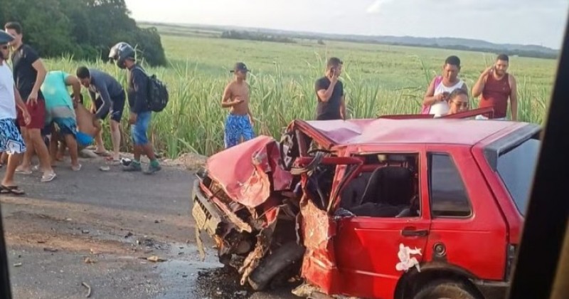 Dez pessoas ficam feridas aps dois carros colidirem frontalmente, na PB