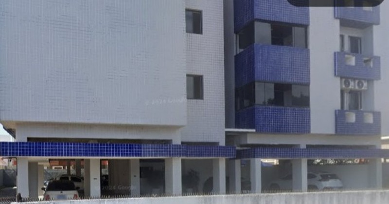Trabalhador despenca do 4 andar ao limpar fachada e plantas aparam queda