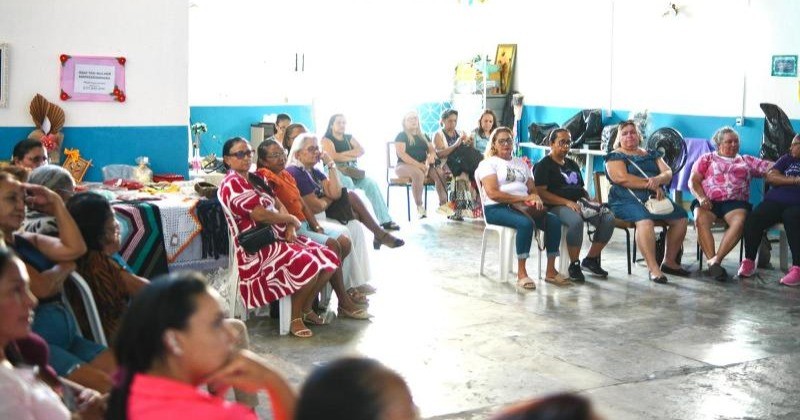 Mulheres da ASSAMP de Patos recebem orientao sobre como funciona uma associao e seu papel  