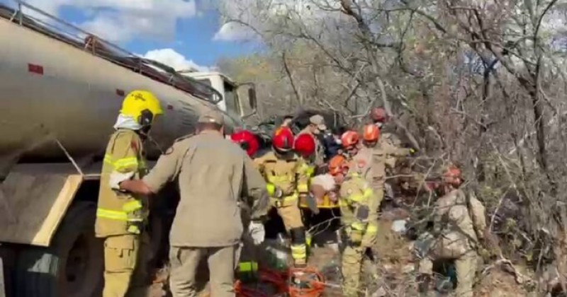 Acidente entre caminho-pipa e carro deixa dois mortos e um ferido na BR-230 em Pombal, no Serto da Paraba