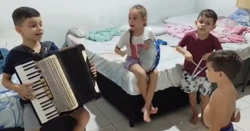 Sanfoneiro de 9 anos 'monta banda' com os irmos e se inspira no pai: 'Gosto de ver ele tocar'