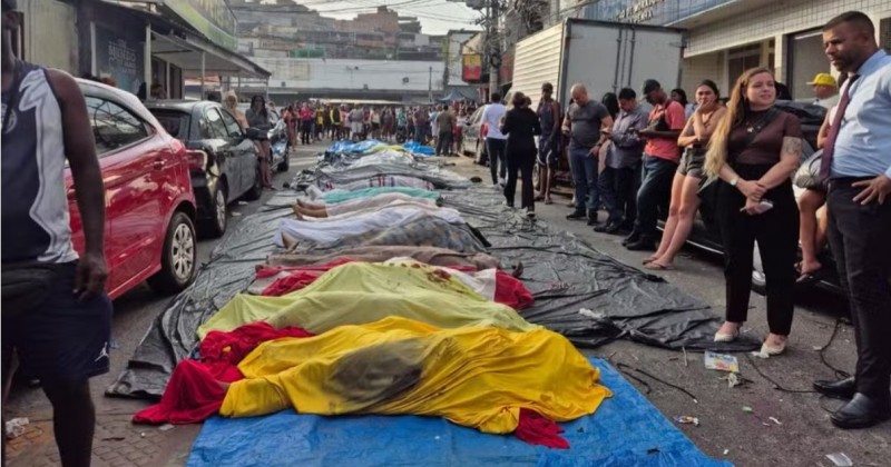 Pelo menos 50 corpos so levados por moradores a praa no Rio um dia aps operao
