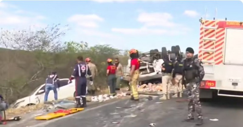 [VDEOS] Acidente entre dois caminhes e quatro carros deixa cinco mortos na BR-230, em Soledade, na Paraba