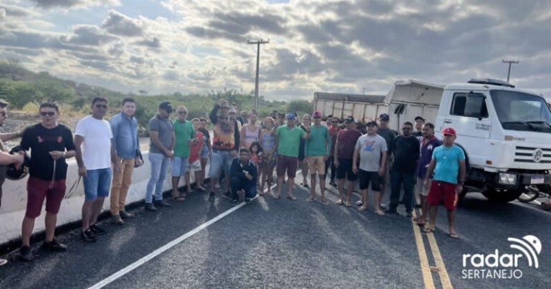 Moradores protestam e interditam PB-400 contra liberao de gua do Aude Engenheiro vidos