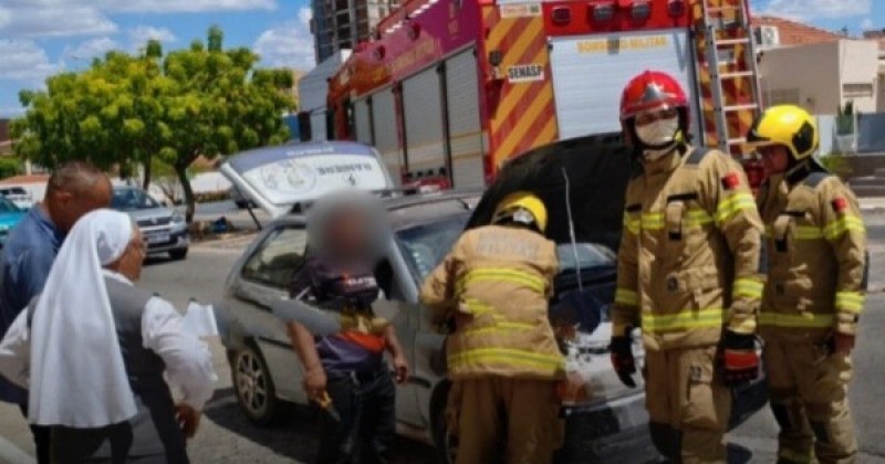 Principio de incndio em carro em frente ao Colgio Cristo Rei, em Patos