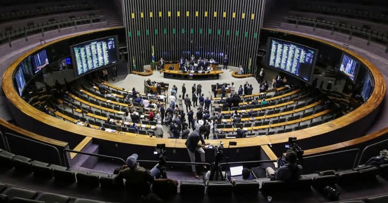 Deputado Lindbergh Farias prope mudana em regra de cassao de mandato por faltas