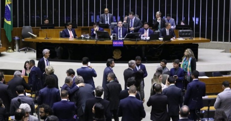 Veja o que pode mudar com o Projeto Antifaco, aprovado pela Cmara