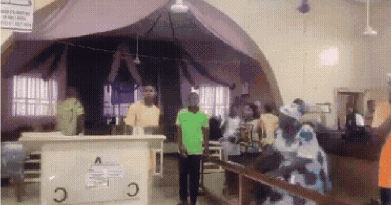 Ataque em igreja na Nigria deixa mortos e pastor sequestrado; veja o vdeo