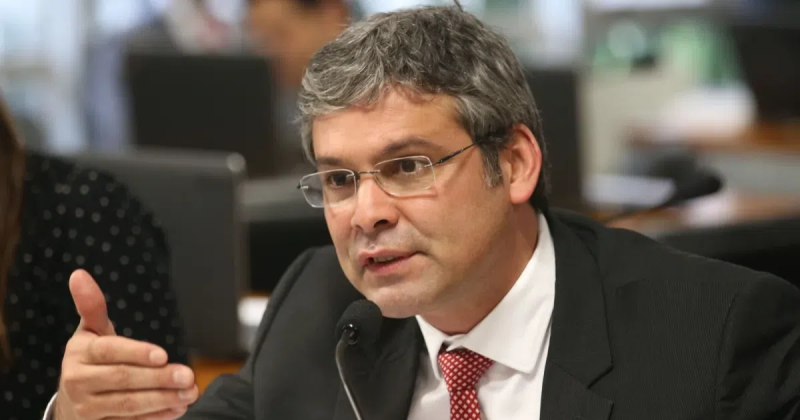 Lder do PT, Lindbergh Farias, rebate declaraes do deputado Hugo Motta