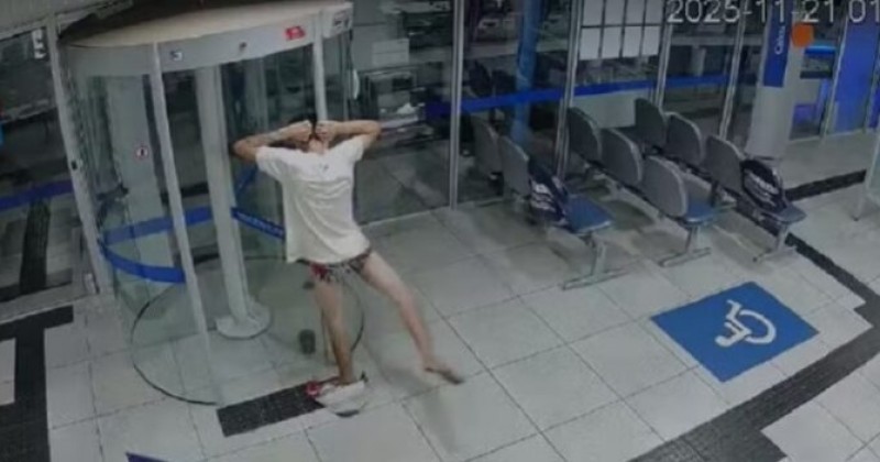 [VDEO]: Ladro entala em porta giratria e fica de cueca durante invaso a banco em MG