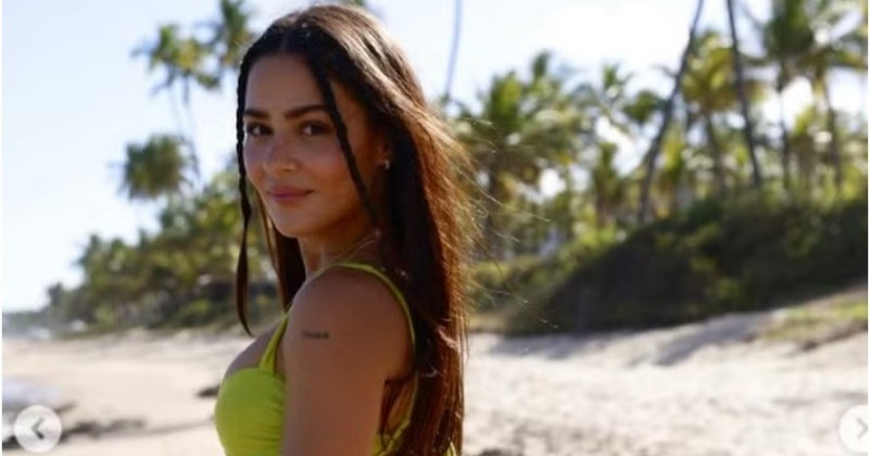 Giullia Buscaccio posa em praia paradisaca