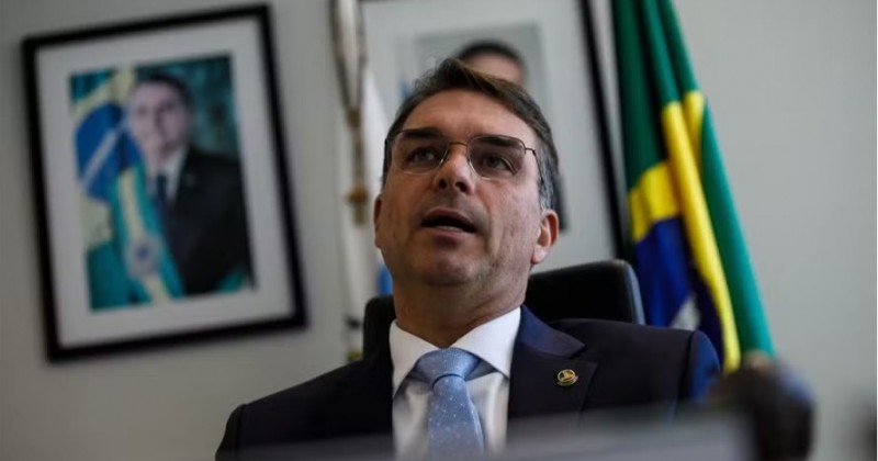 Flvio Bolsonaro diz que pr-candidatura  Presidncia  irreversvel aps visita ao pai