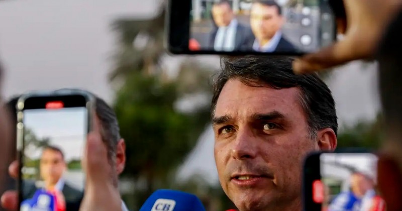 Fl�vio diz que s� abre m�o de candidatura � Presid�ncia para Bolsonaro