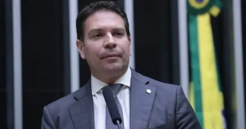 Moraes determina retomada de processo contra Ramagem por 8 de janeiro