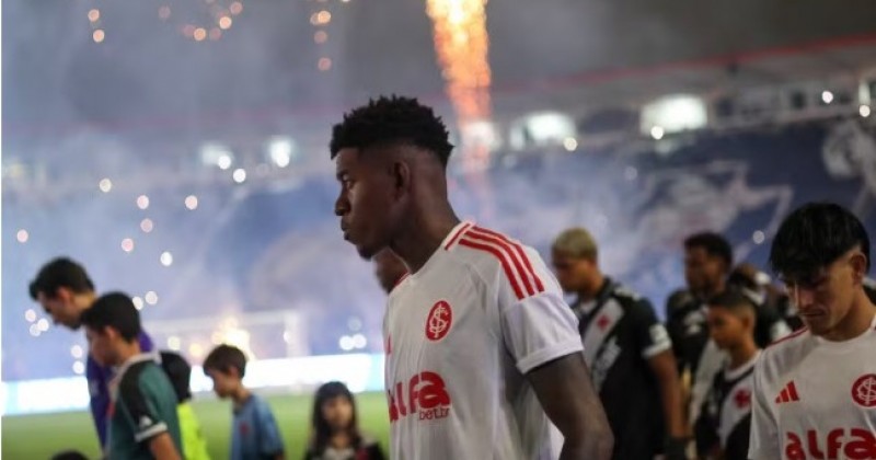 Flamengo e Vit�o superam pend�ncias, e zagueiro assina contrato na ter�a no Rio