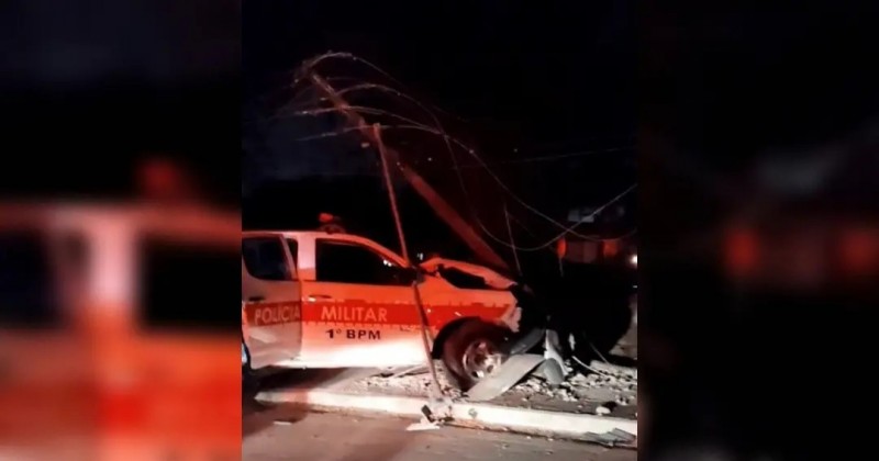 Policiais militares ficam feridos ap�s viatura colidir com poste na Capital