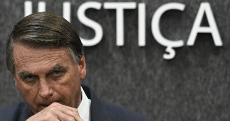 Bolsonaro pede a Moraes para abater pena com a leitura de livros