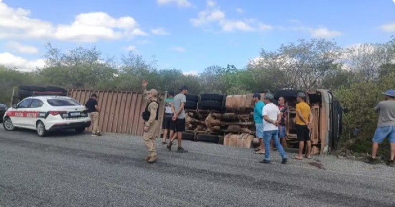 Carreta que transportava cerca de 80 bois tomba no Sert�o da Para�ba