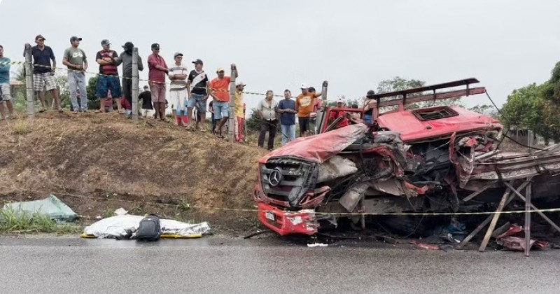 Acidente entre caminh�es deixa duas pessoas mortas na PB-030