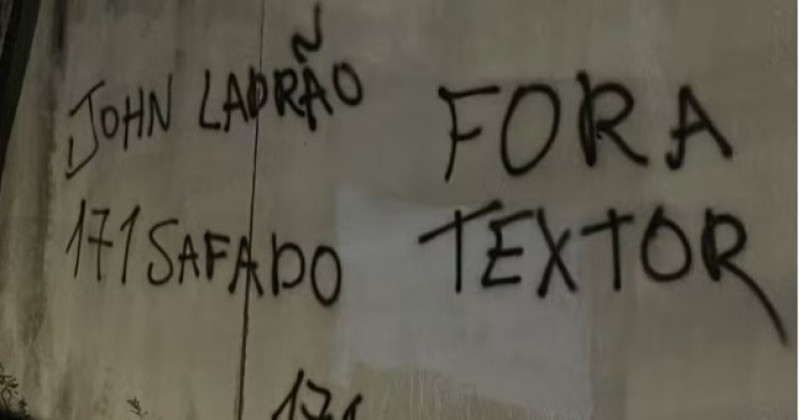 Muro do CT do Botafogo � pichado com protestos contra Textor: '171 safado; ladr�o'