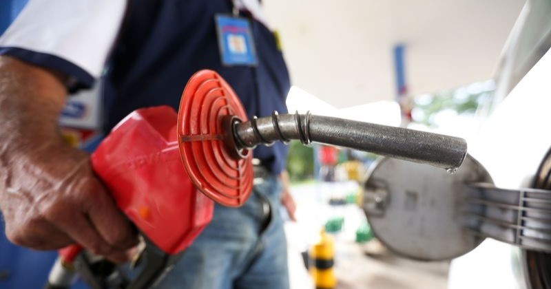 Pre�o da gasolina cai 5,2% para distribuidoras a partir desta ter�a, anuncia Petrobras