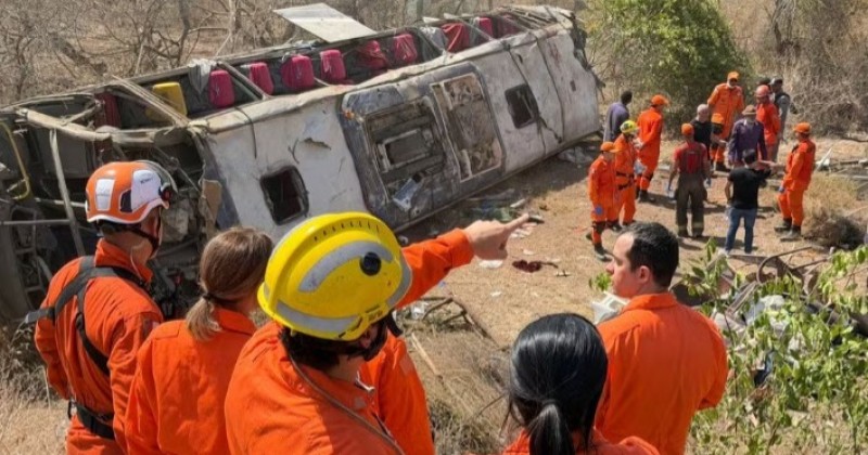 Quinze romeiros morrem em acidente com �nibus em S�o Jos� da Tapera, em Alagoas; 45 ficam feridos