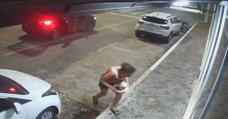 C�meras flagram no Centro de Patos despejo de material associado a trabalho espiritual em frente a sal�o 