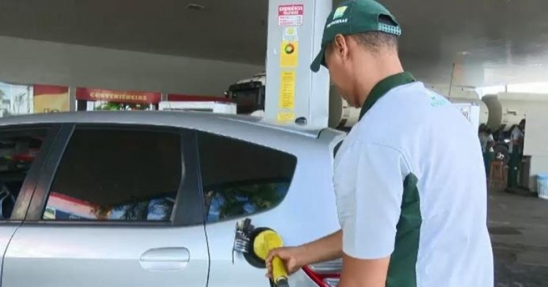 Gasolina cai 16,4% nas refinarias, mas sobe 37,1% nos postos desde 2022