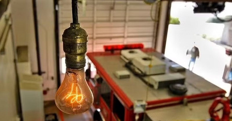 Nunca apagou? L�mpada completa 125 anos em quartel de bombeiros na Calif�rnia