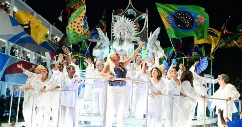 Veja quem s�o os famosos que desfilam pela escola que homenageia Lula

