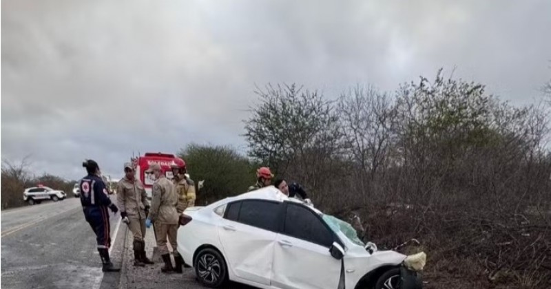 Carro com pai, m�e e filho mortos em acidente com carreta invadiu a contram�o, diz IPC