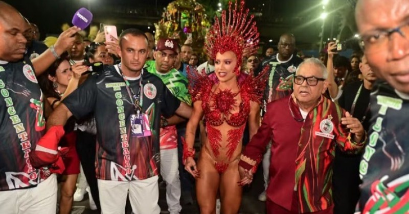 Virginia Fonseca � vaiada ao ser anunciada na Sapuca�