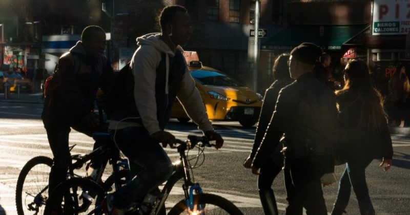 A falta de respeito entre motoristas, ciclistas e pedestres no tr�nsito