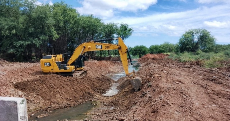 Prefeitura de Patos realiza limpeza do canal da Ant�nio F�lix no bairro Vit�ria