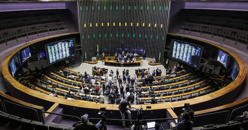 C�mara dos Deputados aprova PL que regulamenta venda de spray de pimenta para autodefesa das mulheres